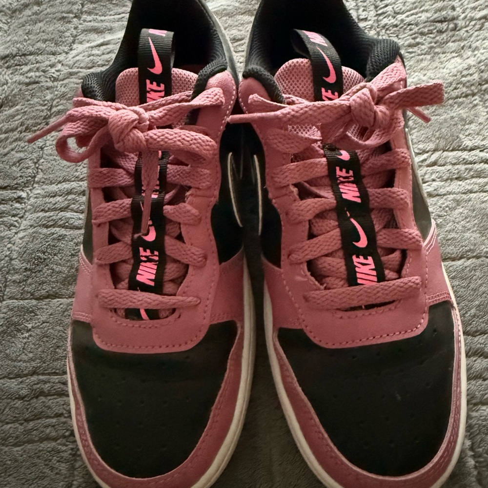 Nike Low-Top Sneakers in Pink and Black